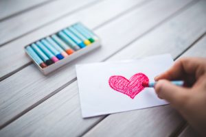 hand-with-oil-pastel-draws-the-heart-6333
